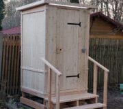 Komposttoilette WIESE aus Lärche mit Sondermaßen H220 x B140 x Tiefe120 cm und Handlauf