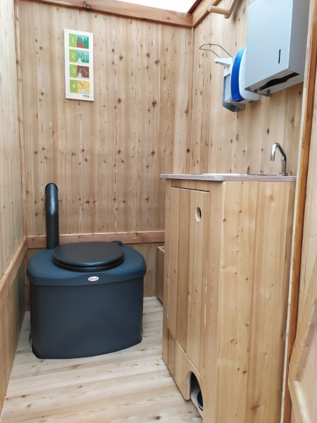 Handwaschbecken in der Toilettenkabine - Option für Gartentoilette WIESE