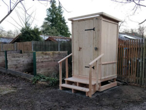 Outdoor Komposttoilette Wiese Garten Toilette aus Holz nowato