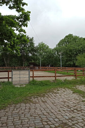 Referenz · Komposttoilette WIESE, schwedenrot - Ponygehege Schilksee 1