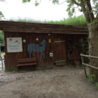 Referenz · Komposttoilette WIESE, schwedenrot – Ponygehege Schilksee 2