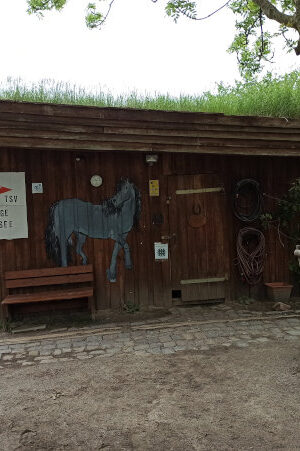 Referenz · Komposttoilette WIESE, schwedenrot - Ponygehege Schilksee 2