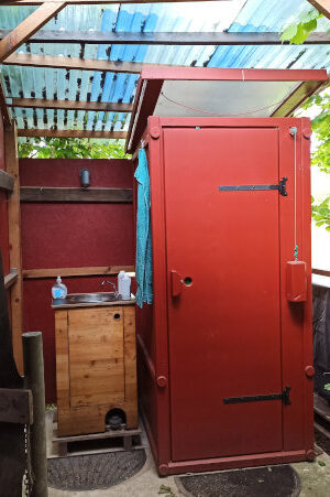 Referenz · Komposttoilette WIESE, schwedenrot - Ponygehege Schilksee 4