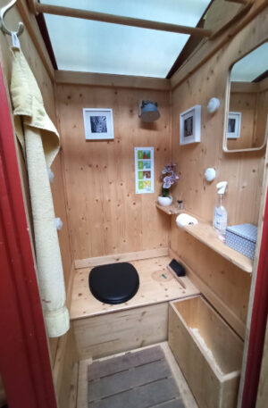 Referenz · Komposttoilette WIESE, schwedenrot - Ponygehege Schilksee 5