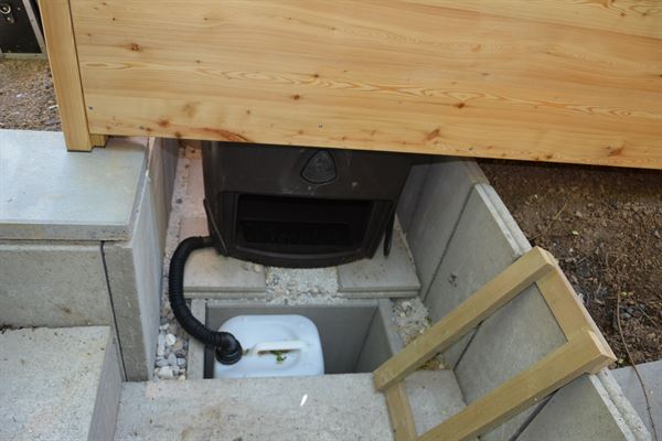 Komposttoilette Wald barrierefrei mit Biolan. Wartungsschacht fuer Biolan