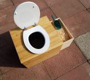 Trockentoilette 'Die große Kleine' mit 80L-Behälter und optionalem Einstreubehälter - Ansicht von oben, Deckel offen