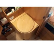 Biotoilette 'Die Libelle' in einem Wohnwagen