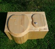 Komposttoilette 'Der Schmetterling' · aus Fichte, lackiert · Sitz links