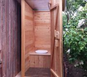 Komposttoilette Modell 'Wald' aus Lärche.