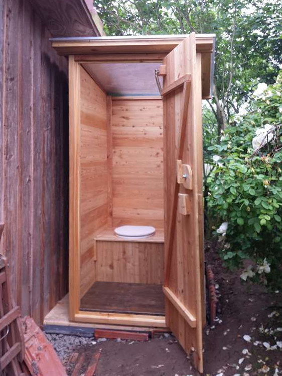 Komposttoilette Modell 'Wald' aus Lärche.