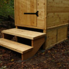 Komposttoilette Wald mit Biolan eco. Detail: Treppe und Podest mit Verkleidung. Standort: Borken