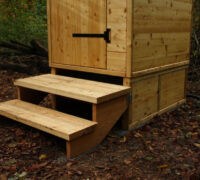 Komposttoilette Wald mit Biolan eco. Detail: Treppe und Podest mit Verkleidung. Standort: Borken