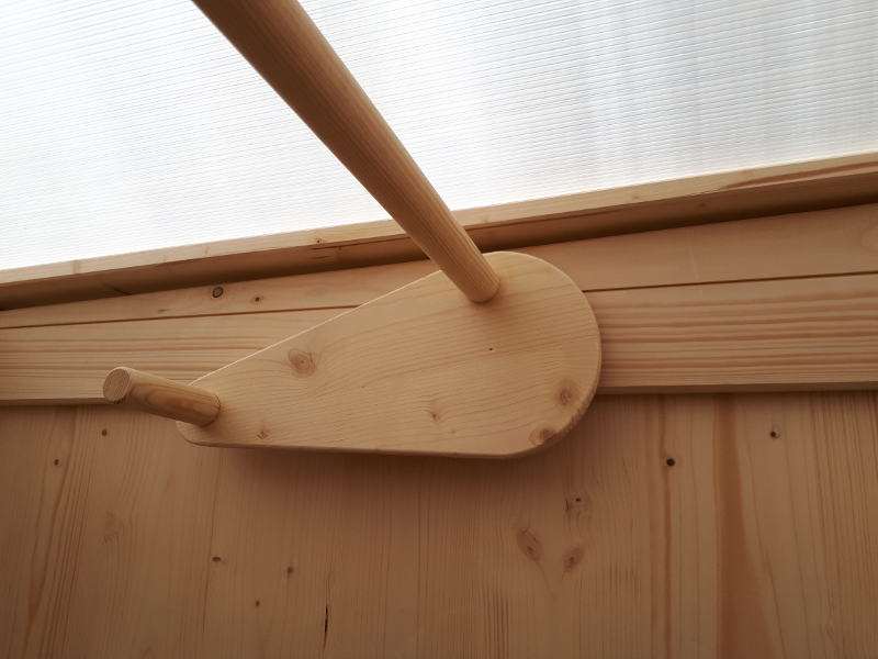 Komposttoilette 'Wiese' aus Fichte · Hebedach