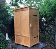 Komposttoilette 'Wiese' aus Fichte lasiert. Aussenansicht.