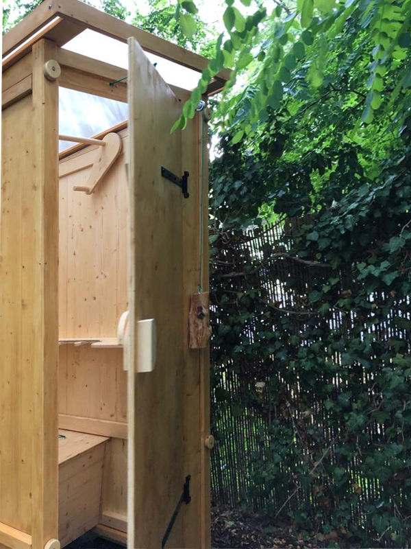 Komposttoilette 'Wiese' aus Fichte, lasiert. Aussenansicht, offene Tür.