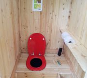 Verkauf Kompost-Toilette aus Holz. Ökologische Komposttoilette für den Garten.