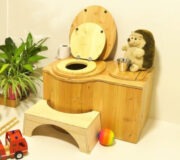 Zubehör für Innentoiletten, um die Nutzung der Komposttoiletten für Kinder zu vereinfachen. Toilettenhocker, Kindersitz aus Holz.