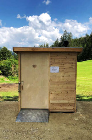 Naturpark Hollenstein Österreich - Komposttoilette WALD barrierefrei mit Biolan eco - Aussenansicht - Tür aus Multiplexplatte Birke