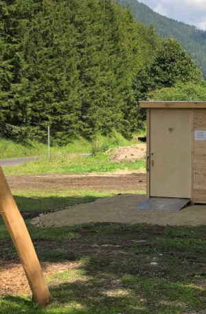 Naturpark Hollenstein Österreich - Komposttoilette WALD-barrierefrei mit Biolan eco - Aussenansicht - Toilette am Spielplatz