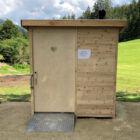 Naturpark Hollenstein Österreich – Komposttoilette WALD-barrierefrei mit Biolan eco – Aussenansicht