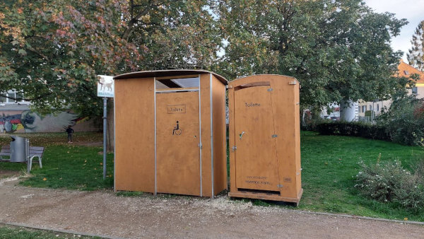 Neue barrierefreie Komposttoiltte barrierefrei Modell 2022 • nowato Vermietung 5 • Stadtpark neben Spielplatz