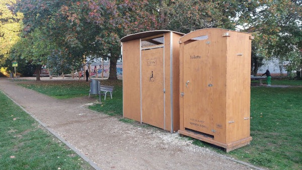 Neue barrierefreie Komposttoiltte barrierefrei Modell 2022 • nowato Vermietung 6 • neben der Toilette HEIDE