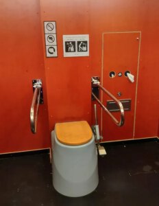 Öffentliche Toilette MODO - Detail Toilettensitz mit integrierter Urintrennung