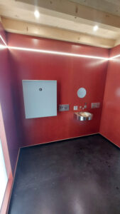 Öffentliche Trockentoilette MODO - Innenansicht, Wickeltisch und Handwaschbecken