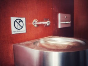 Öffentliche Trocken-trenn-Toilette MODO - Detail Handwaschbecken