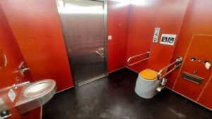 Öffentliche trocken-trenn-Toilette MODO - Detail mit Trocken-Trenn-Toilettensystem ECODOMEO