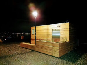 Öffentliche Trocken-trenn-Toilette MODO am Rhein, Nachtsansicht