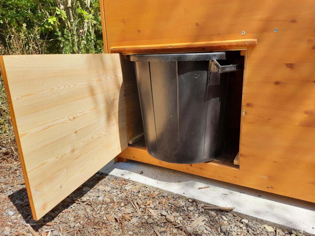 Optionale Wartungsklappe - Toilette WALD-barrierefrei