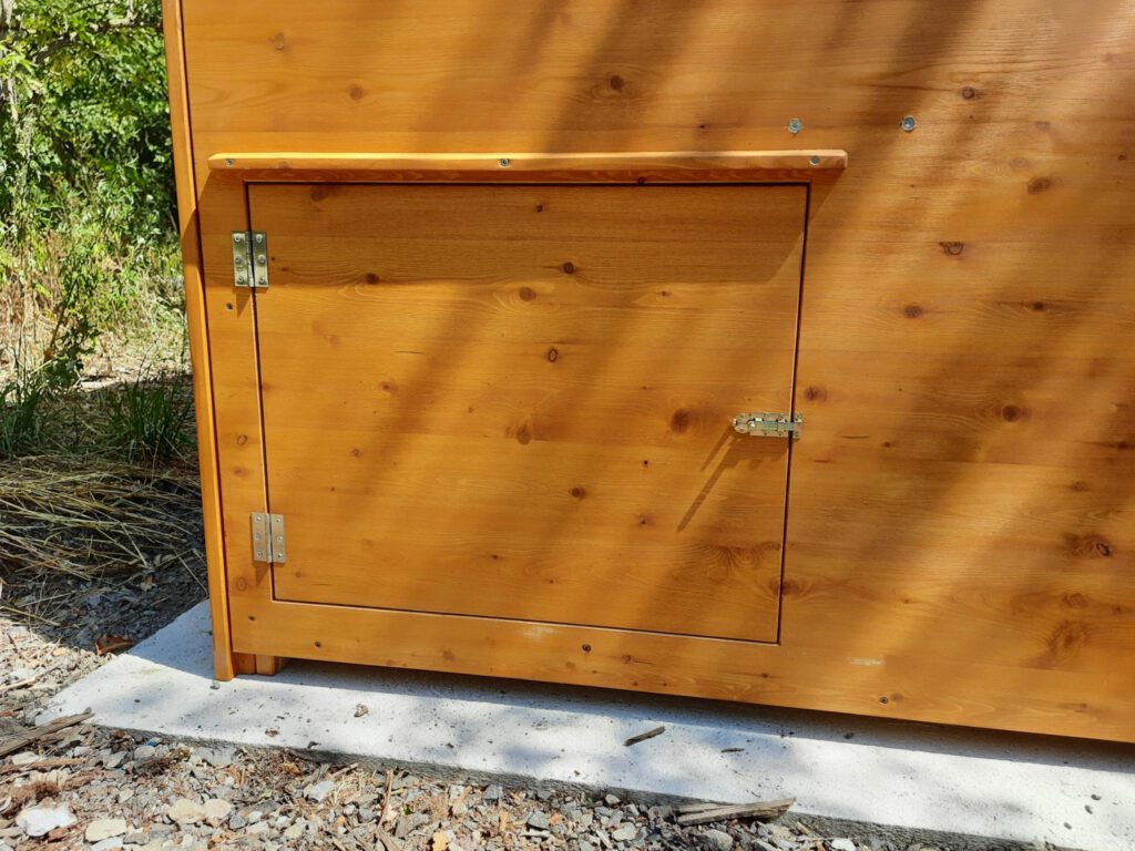 Optionale Wartungsklappe - geschlossen - Toilette WALD-barrierefrei