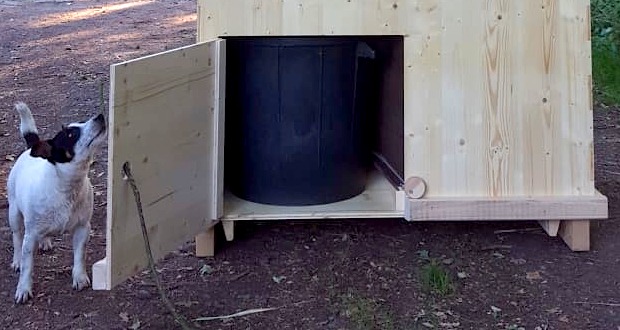 Komposttoilette HEIDE, Rückseite. Wartungsklappe öffnet seitlich