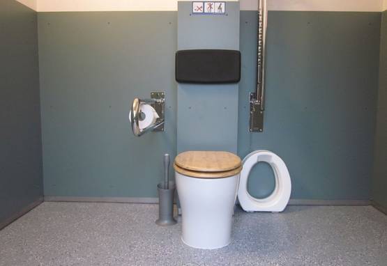Parkplatztoilettenanlage 'Hohe Sonne' in Eisenach - Öffentliche Toilettenanlage - Innenansicht barrierefreier Raum