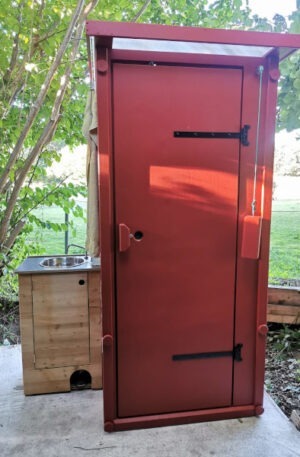 Referenz - nowato Gartentoilette WIESE - Holzbehandlung Lasur Schwedenrot