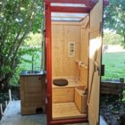 Referenz – nowato Gartentoilette WIESE – Holzbehandlung Lasur Schwedenrot, Lasur innen farblos