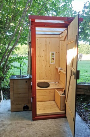 Referenz - nowato Gartentoilette WIESE - Holzbehandlung Lasur Schwedenrot