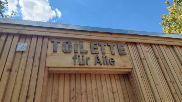 KUBUS "Toilette für alle" - Ansicht Schild über Tür