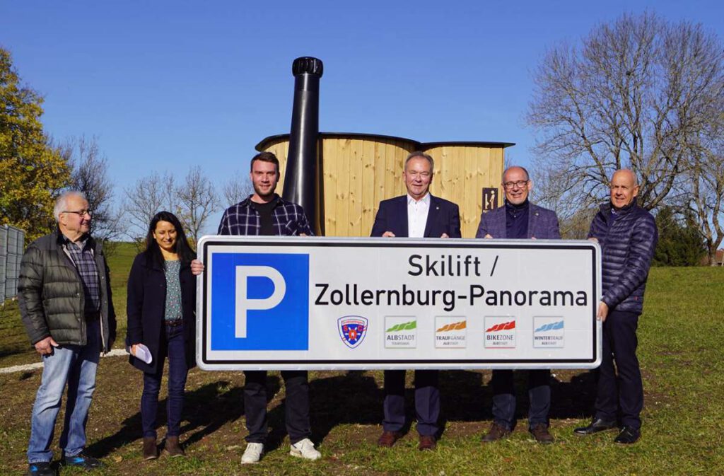 Der Parkplatz Skilift wurde erweitert und trägt nun den Beinamen Zollernburg-Panorama. Im Hintergrund die KAZUBA Trockentoilette installiert von nowato. Foto: Kuster