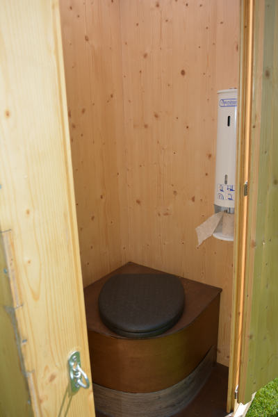 Sitzfläche mit Thermositz - Kompost-Toilettenhäuschen HEIDE von nowato
