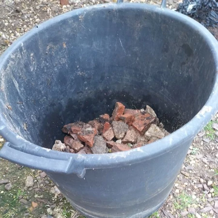 Stücke Terrakotta als Grundschicht in einem Behälter von ca. 38 Liter