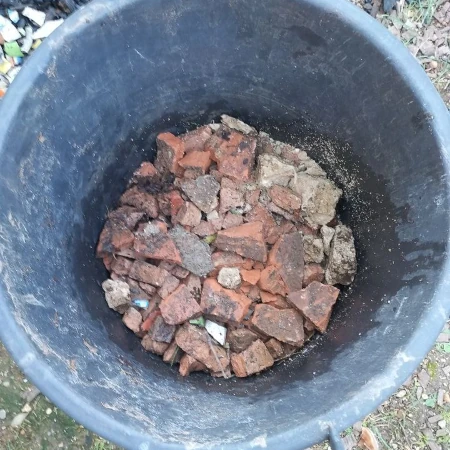 Stücke Terrakotta als Grundschicht in einem Behälter von ca. 38 Liter