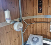 Stützklappgriff für öffentliche Trockentoilette KAZUBA barrierefrei von nowato 1