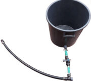 Tankdurchführung für Drainage mit Schraubverschluss - Sicht von Aussen - Mit Hahn und Schläuche