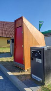 LOVELY Toilette - Trockentrenntoilette von nowato - auf Elektro-Tankstelle in Rüdenhausen