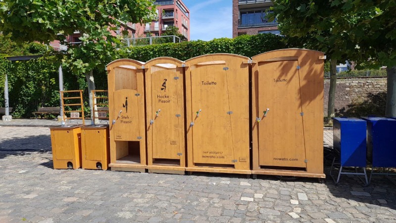 Theaterfestival - wasserlose Pissoirs, Komposttoiletten und Handwaschbecken - Vermietung und Toilettenservice