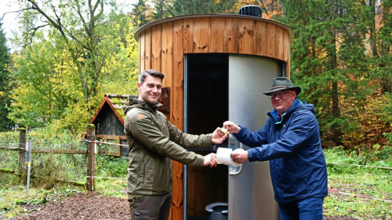 Einweihung KAZUBA Trockentoilette von nowato durch Philipp Luther, Stützpunktleiter der Naturpark-Meisterei (links) und Bürgermeister Marco Schütz (rechts)