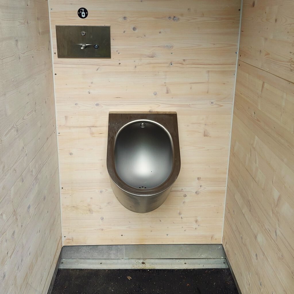 Toilette KUBUS Mittel - Detail Urinalraum mit wasserlosem Urinal für Männer, Innen aus Holz