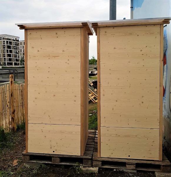 Toilette-WALD Hafenspielplatz, Hinterseite - Wartungsklappe, Öffnung nach oben